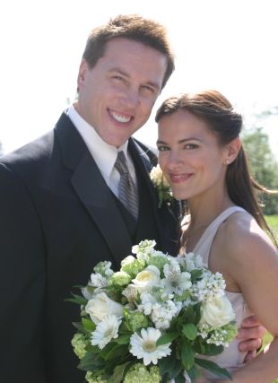 Lochlyn Munro 2019: Wife, net worth, tattoos, smoking & body facts - Taddlr